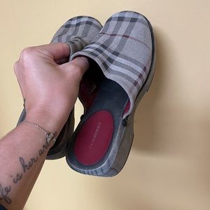 Burberry clogs